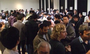 企業の先輩方と懇談する学生達